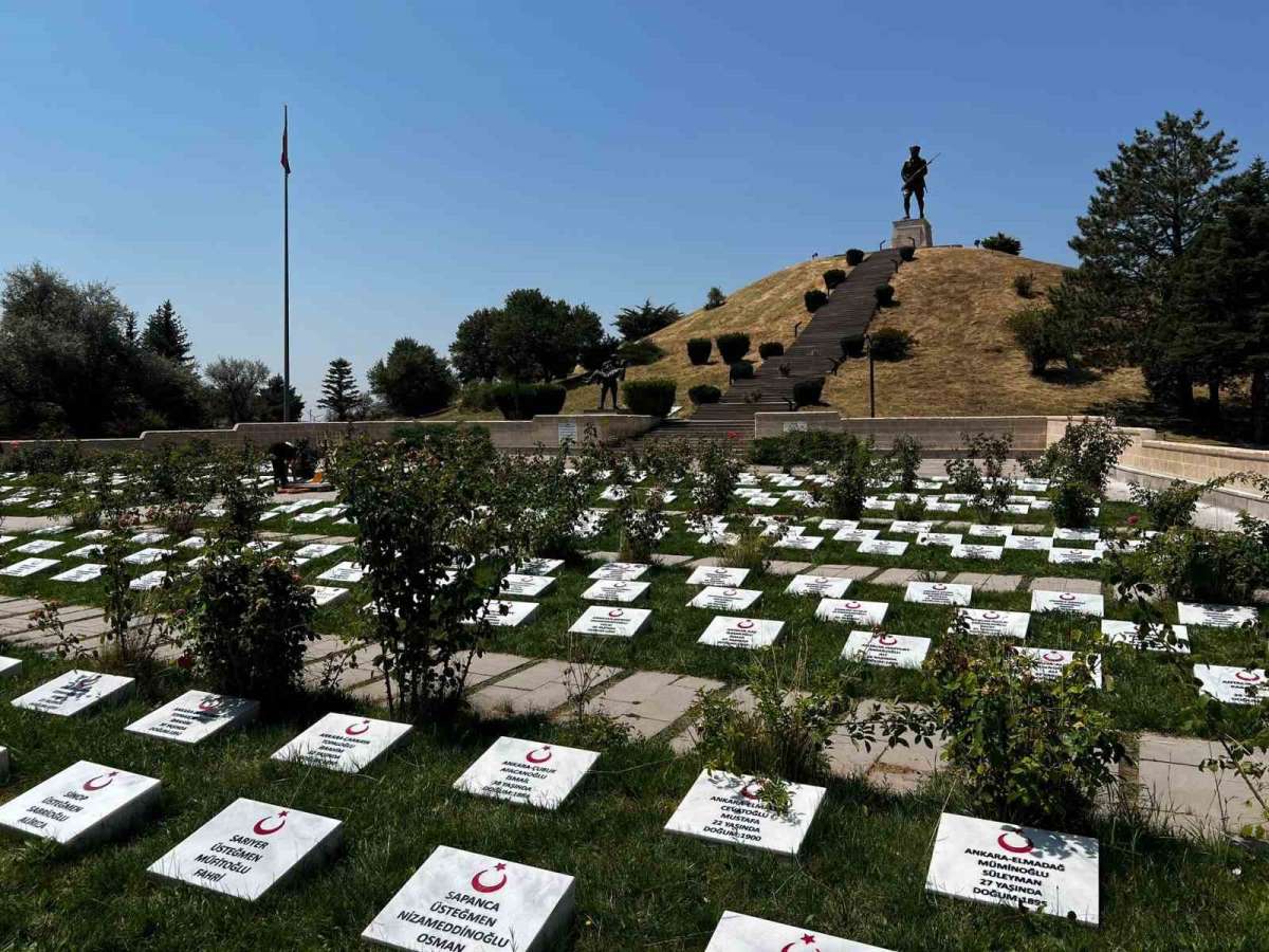 Öğrenciler Dumlupınar'da mezar taşlarını restore etti