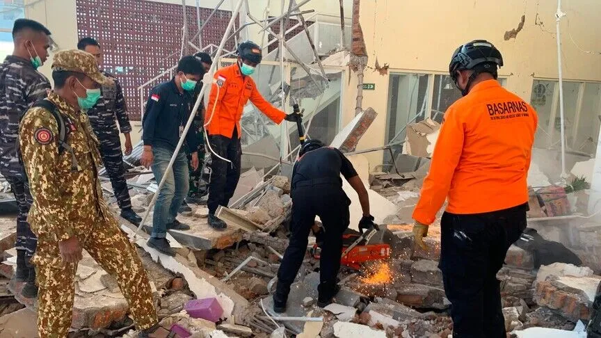 Endonezya'daki deprem felaketi 75 can aldı
