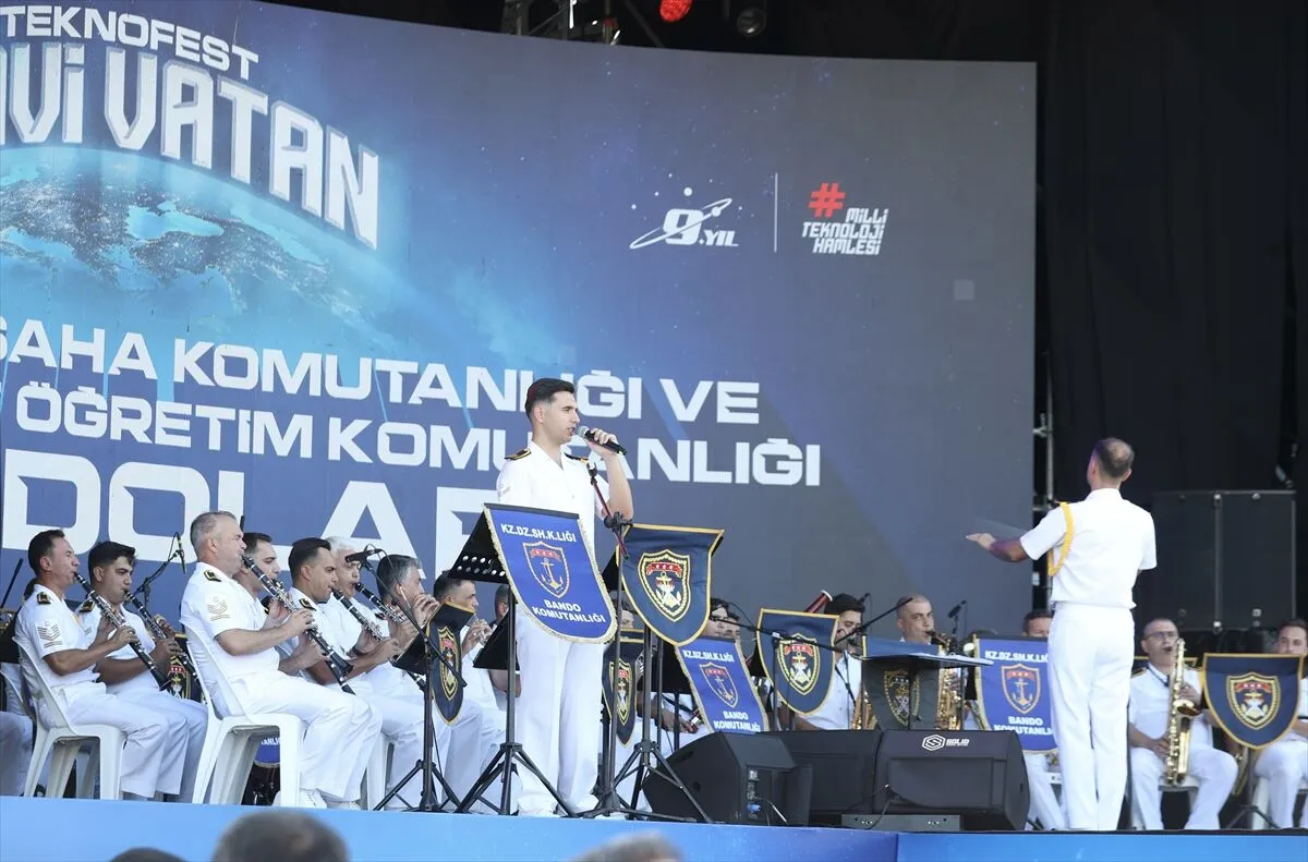 Askeri bando Gölcük'te coşkulu bir konsere imza attı
