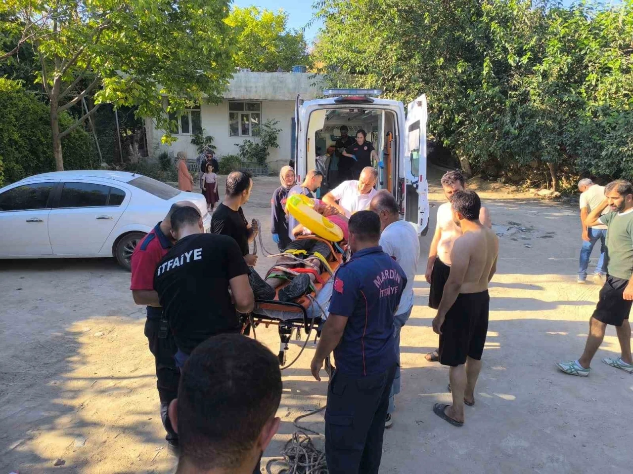 Marmaris'te kayalıklardan düşen kişi hastaneye kaldırıldı