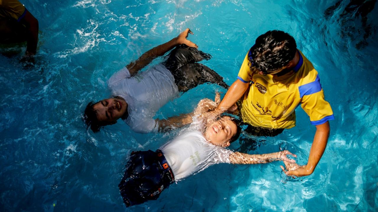 Gazze'de savaş mağduru çocuklar yüzme eğitimi alıyor