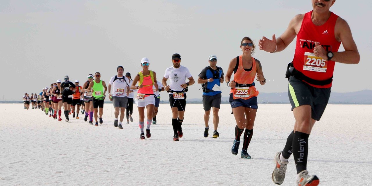 Aksaray'da maraton coşkusu: 750 sporcu Tuz Gölü'nde yarışıyor
