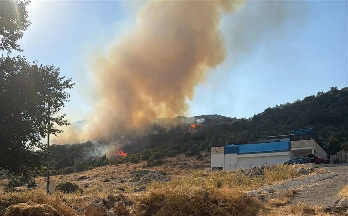 Kaş'ta makilik alanda çıkan yangın söndürüldü