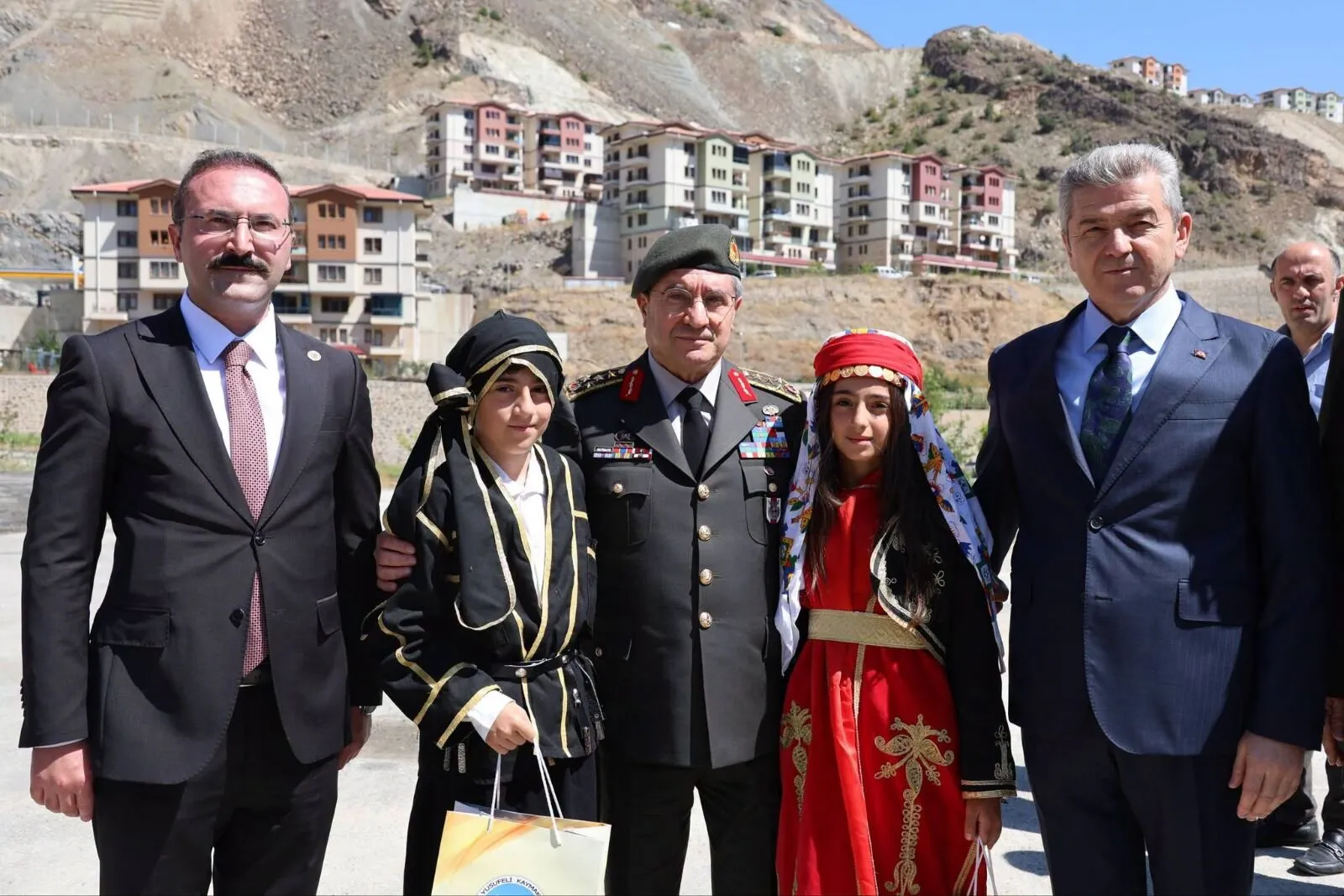 Bayraktaroğlu, Artvin'de askeri birlikleri denetledi
