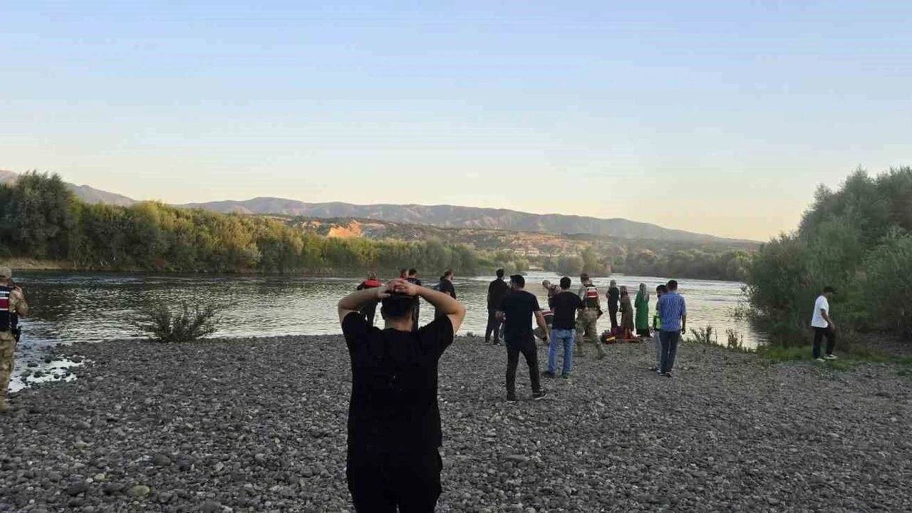 Bingöl'de nehirde akıntıya kapılan iki kardeşten biri öldü
