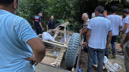 Traktör römorku devrildi: 4 kişi hastaneye kaldırıldı