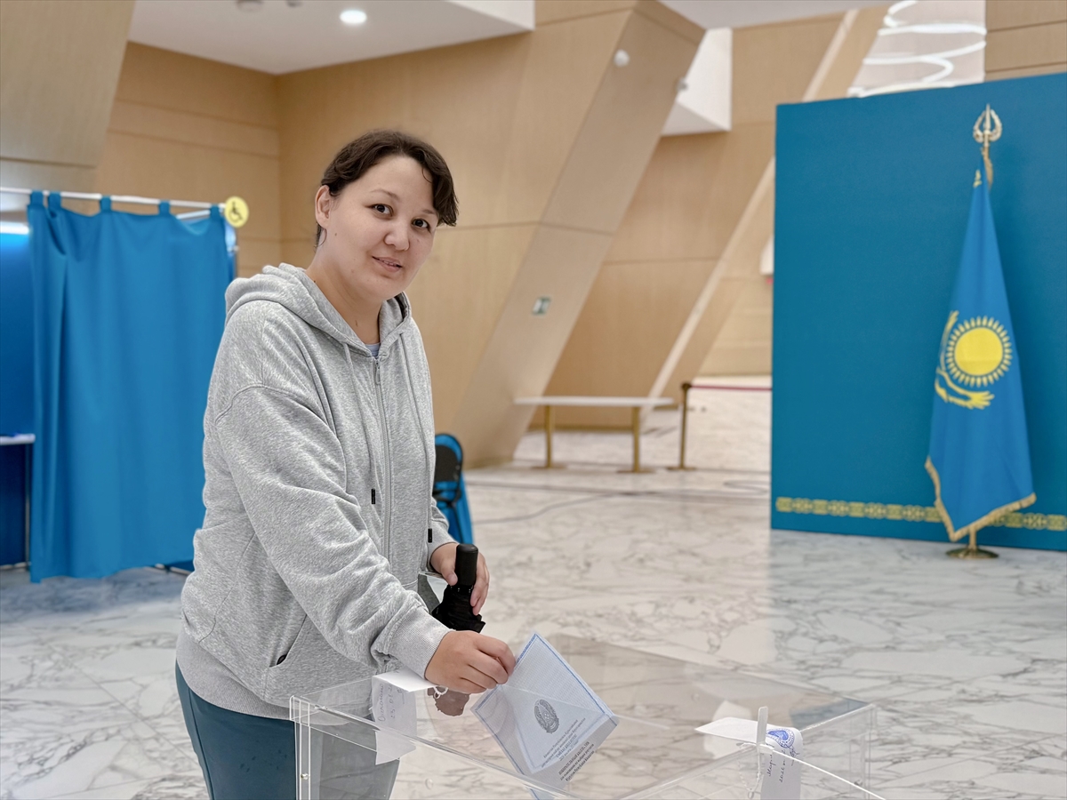 Kazakistan'da tek meclisli Kurultay için seçim başladı