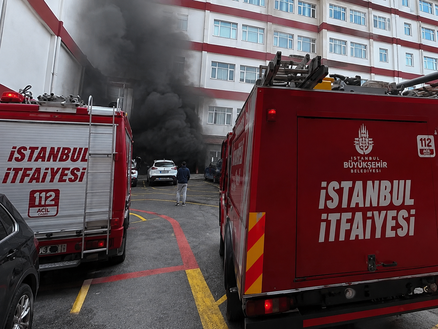 Büyükçekmece'de 1 yaralı: Yangın çatıda patlak verdi