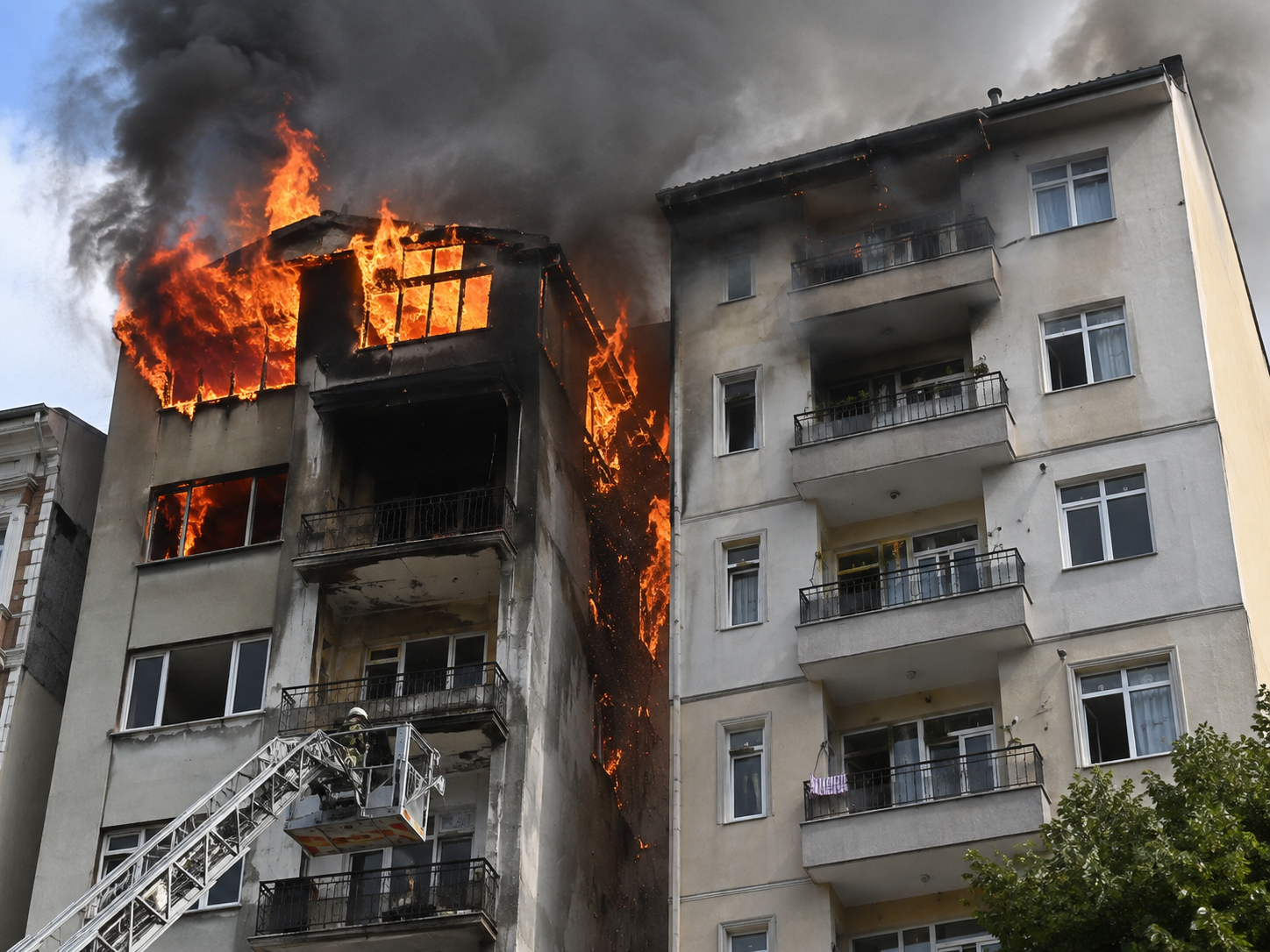 Gaziosmanpaşa'da alevler komşu binaya sıçradı