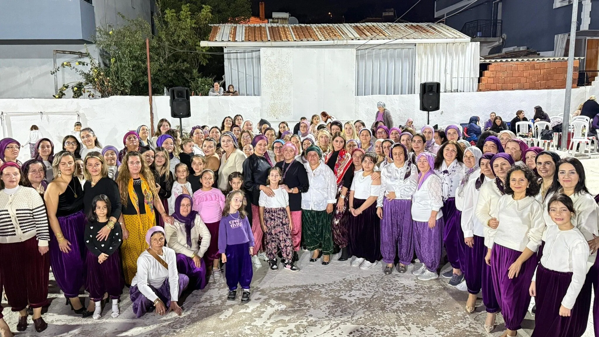İzmir'de ilk kez düzenlenen Şalvar Gecesi renkli görüntülere sahne oldu