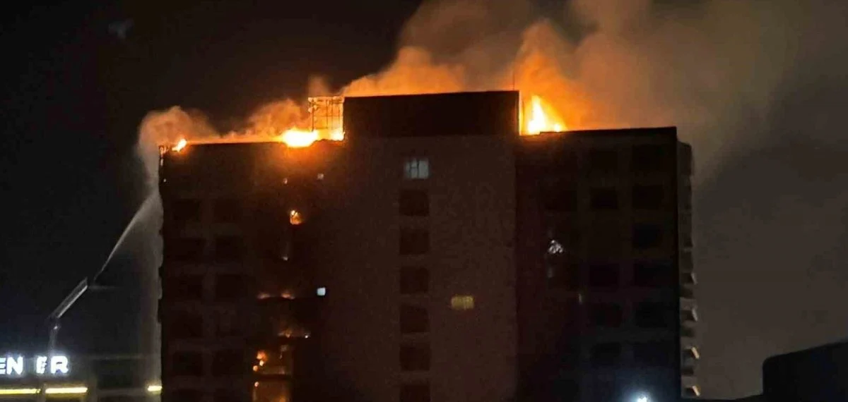 Diyarbakır'da çıkan plaza yangınında 8 kişi tahliye edildi