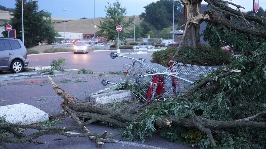 Fransa'yı etkisi altına alan fırtına büyük yıkıma yol açtı