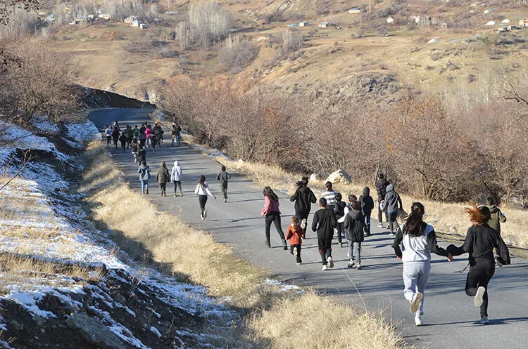 Hakkari'deki sporcular, asfalt yolda kış hazırlığı yapıyor