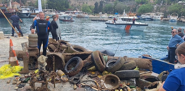 Dalgıç çift, Akbük Limanı'nda kirliliğe savaş açtı