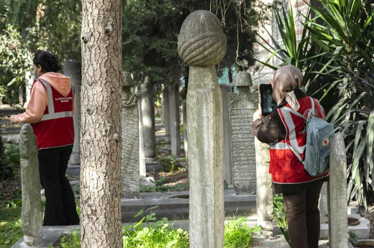 Mezar taşları geçmişin hikayelerini bugüne taşıyor