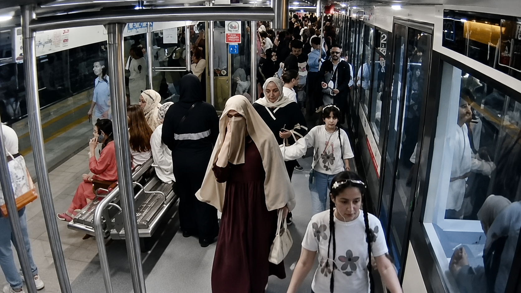 İstanbul'da suç örgütüne darbe: 26 kişi gözaltında