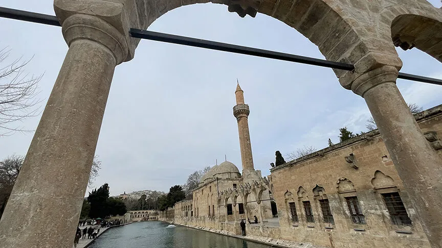 Depremde hasar gören camiler yeniden ibadete başlıyor