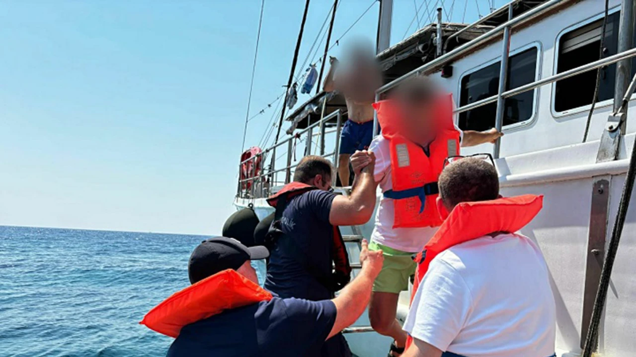 Marmaris'te karaya oturan teknedeki 11 kişi kurtarıldı