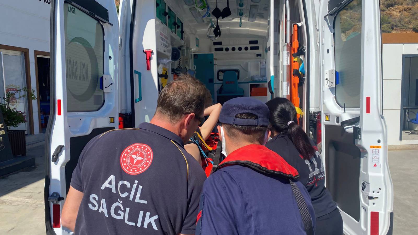Fethiye açıklarında yaralanan kişi hastaneye kaldırıldı