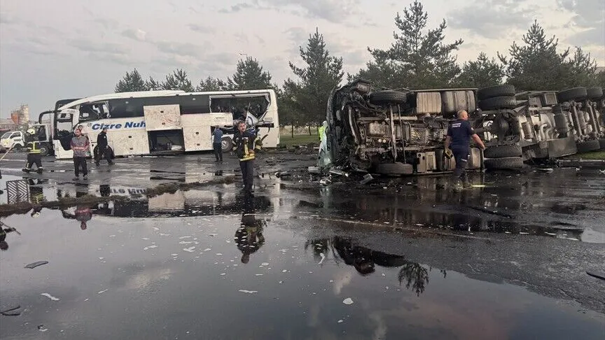 Kayseri'de otobüs ile tankerin çarpıştığı kazada çok sayıda yaralı
