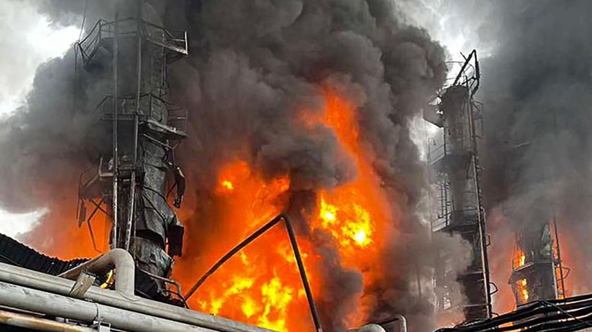 Yangın nedeniyle Amur Gaz Kimya Kompleksi tahliye ediliyor