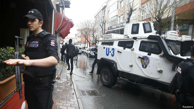 Kadına şiddete müdahalede bulunan iki polis yaralandı
