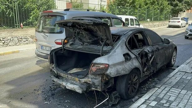 Üsküdar'da seyir halindeki otomobilin alev almasıyla panik yaşandı