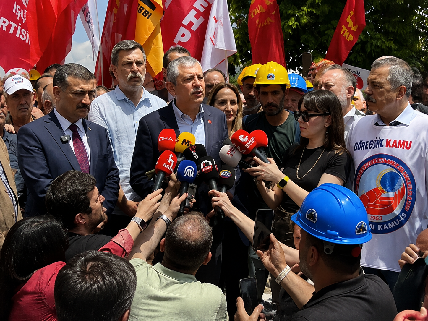 Özgür Özel’den maden işçilerine destek: “Sendikasızlık en büyük kayıp”