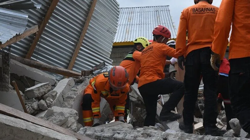 Endonezya'daki depremde can kaybı 103'e yükseldi