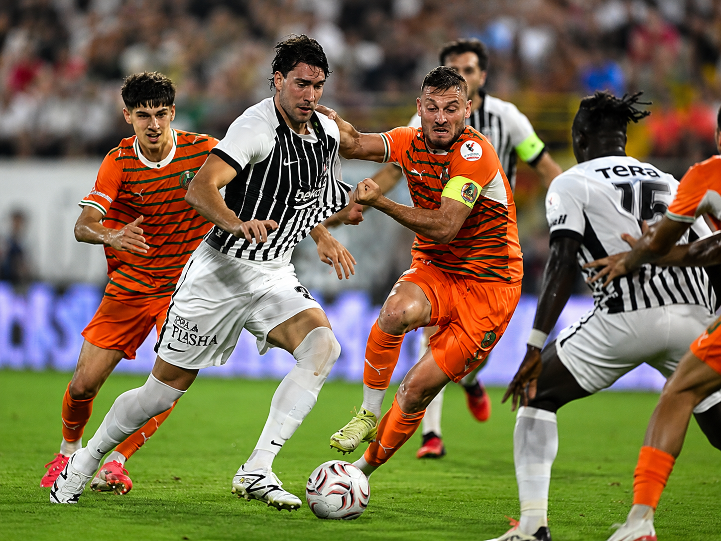 Alanyaspor-Beşiktaş maçında hakemlerin kararı sorgulanıyor