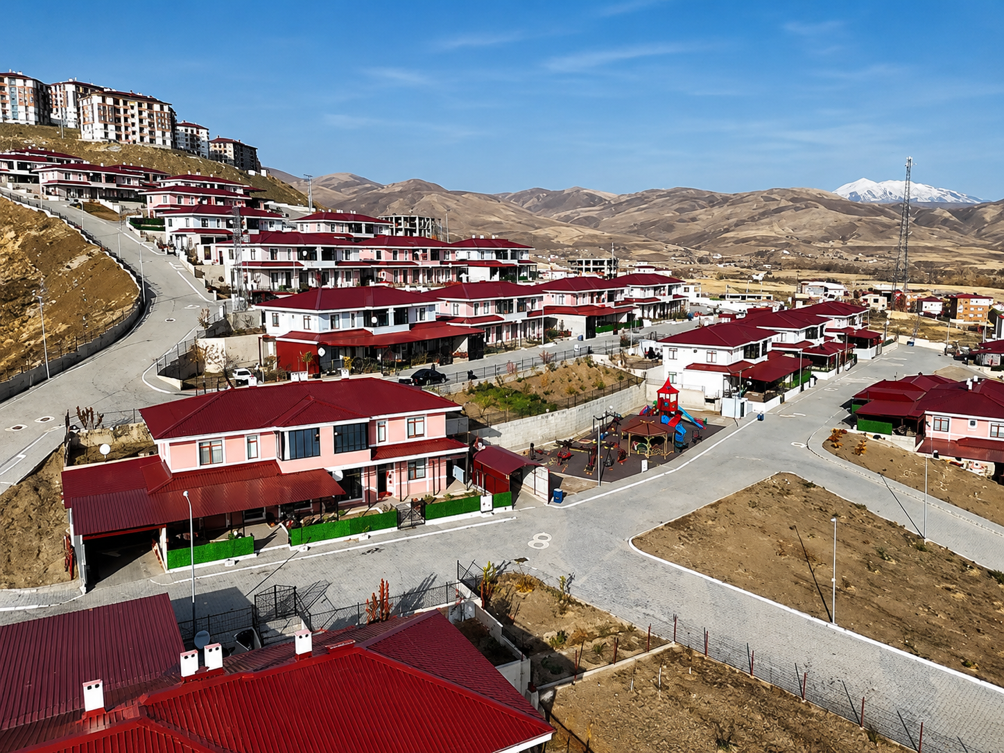Ahlat’ta 371 Ahıska Türkü ailesine kimlik kartı verildi
