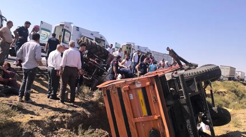 Traktörden atlayan kişi römork altında kalarak öldü