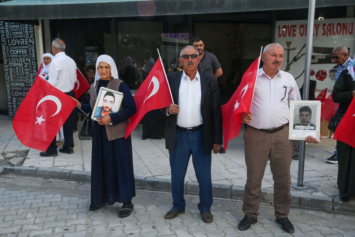 Vanlı ailelerden DEM Parti binası önünde evlat nöbeti