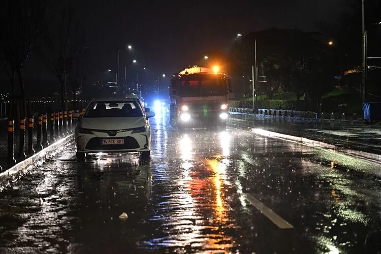 Etkisini artıran yağmur İstanbul’da trafiği olumsuz etkiledi