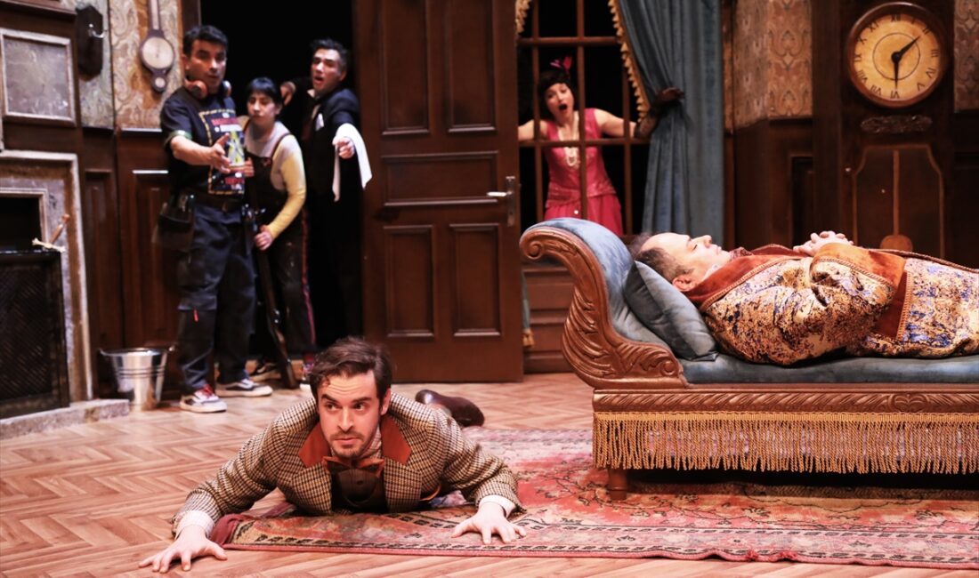“Yoldan Çıkan Oyun” Harbiye’de kahkaha fırtınası estirdi