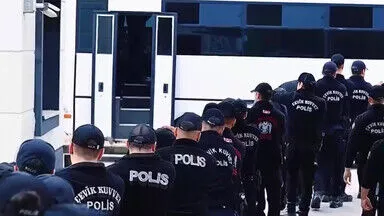 Sahte iş ilanlarıyla kadınları fuhşa sürükleyen çete yakalandı