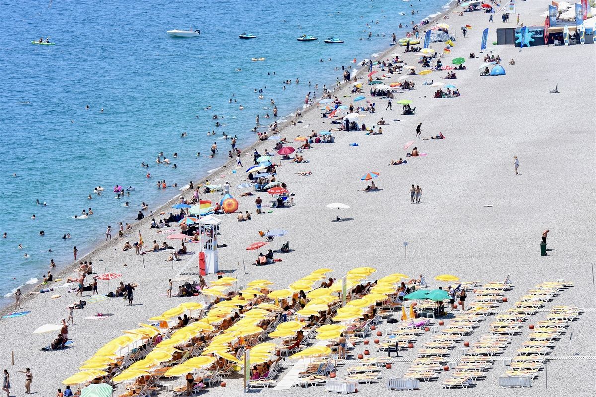 Antalya'da sıcak hava etkisiyle sahiller dolup taştı