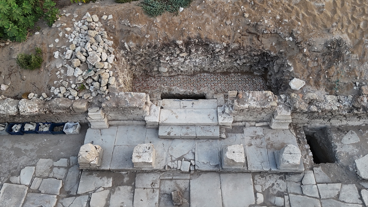 Herakles Kapısı'nda keşfedilen kabartmalar, antik döneme ışık tutuyor