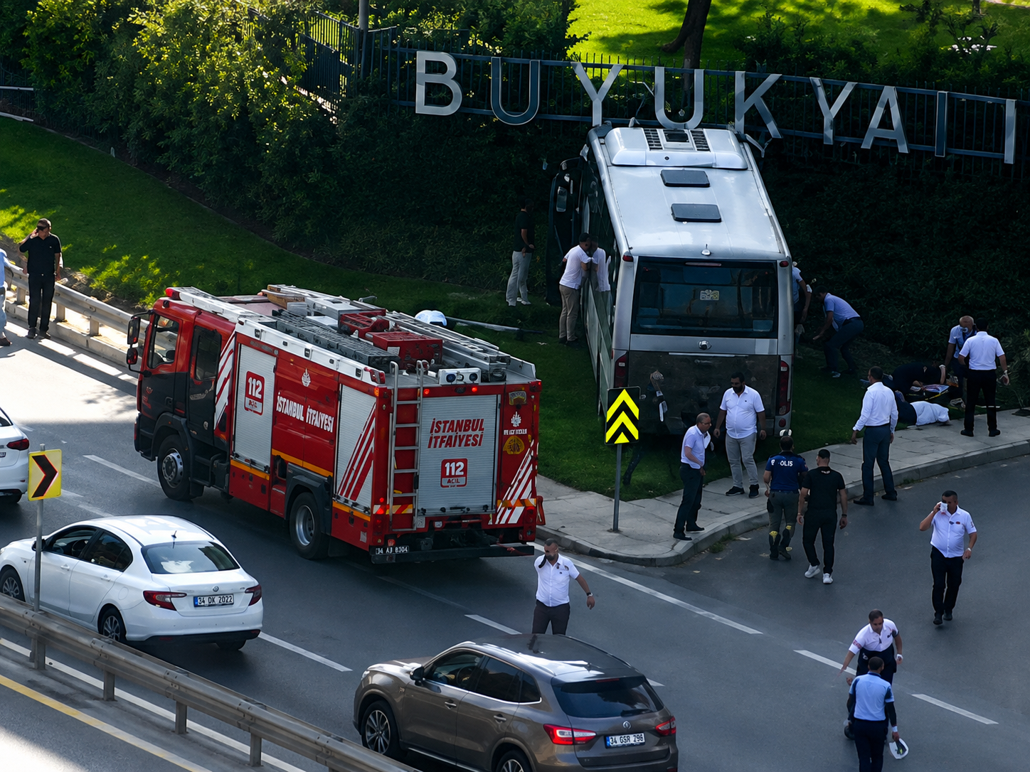 Zeytinburnu'nda İETT otobüsü duvara çarptı