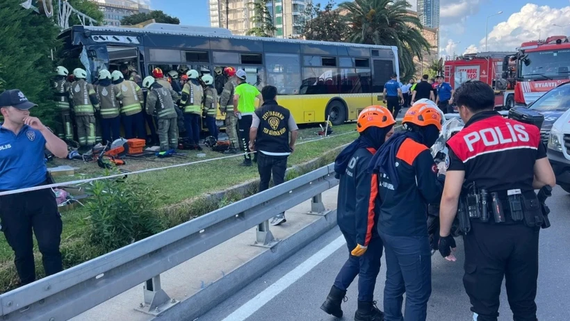 Zeytinburnu’nda İETT otobüsü duvara çarptı: 2 ölü, 16 yaralı