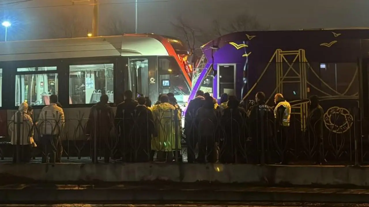 İstanbul Zeytinburnu’nda iki tramvay kafa kafaya çarpıştı yaralılar var!