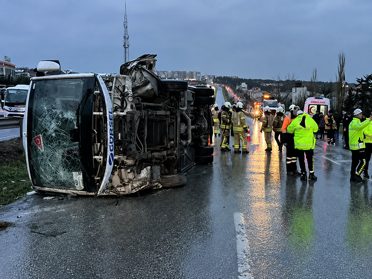 Büyükçekmece'de otobüs devrildi: 15 kişi yaralandı