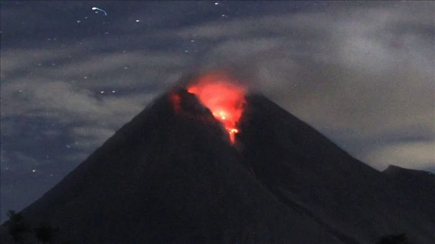 Endonezya'da Merapi yanardağı patladı!