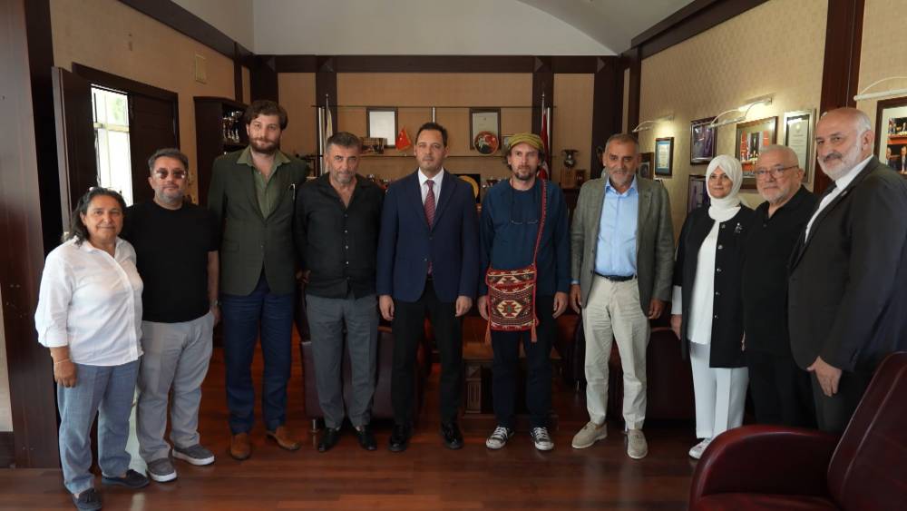 Kasımpaşa Spor Kulübü, yangında evi yanan ressama yardım etti
