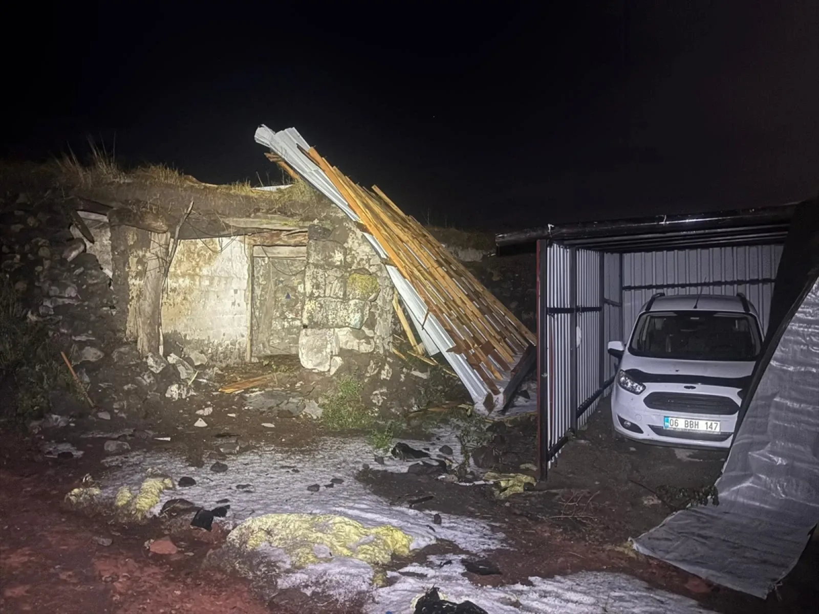 Ardahan Valisi Yamlı, öncül köyünde hasar tespiti yaptı
