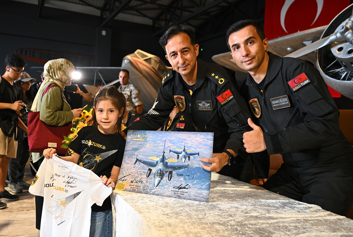 SOLOTÜRK pilotları İstanbul'da vatandaşlarla buluştu