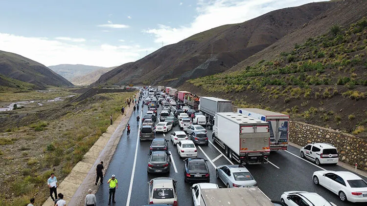 Erzincan-Sivas kara yolu heyelan sonrası açıldı