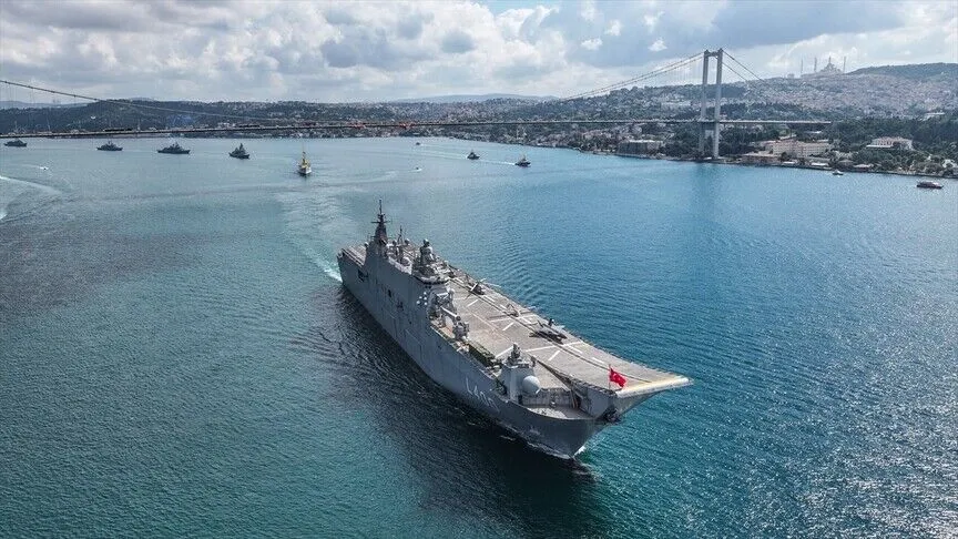 Deniz Kuvvetleri'ne ait 15 gemi, İstanbul Boğazı'ndan geçti