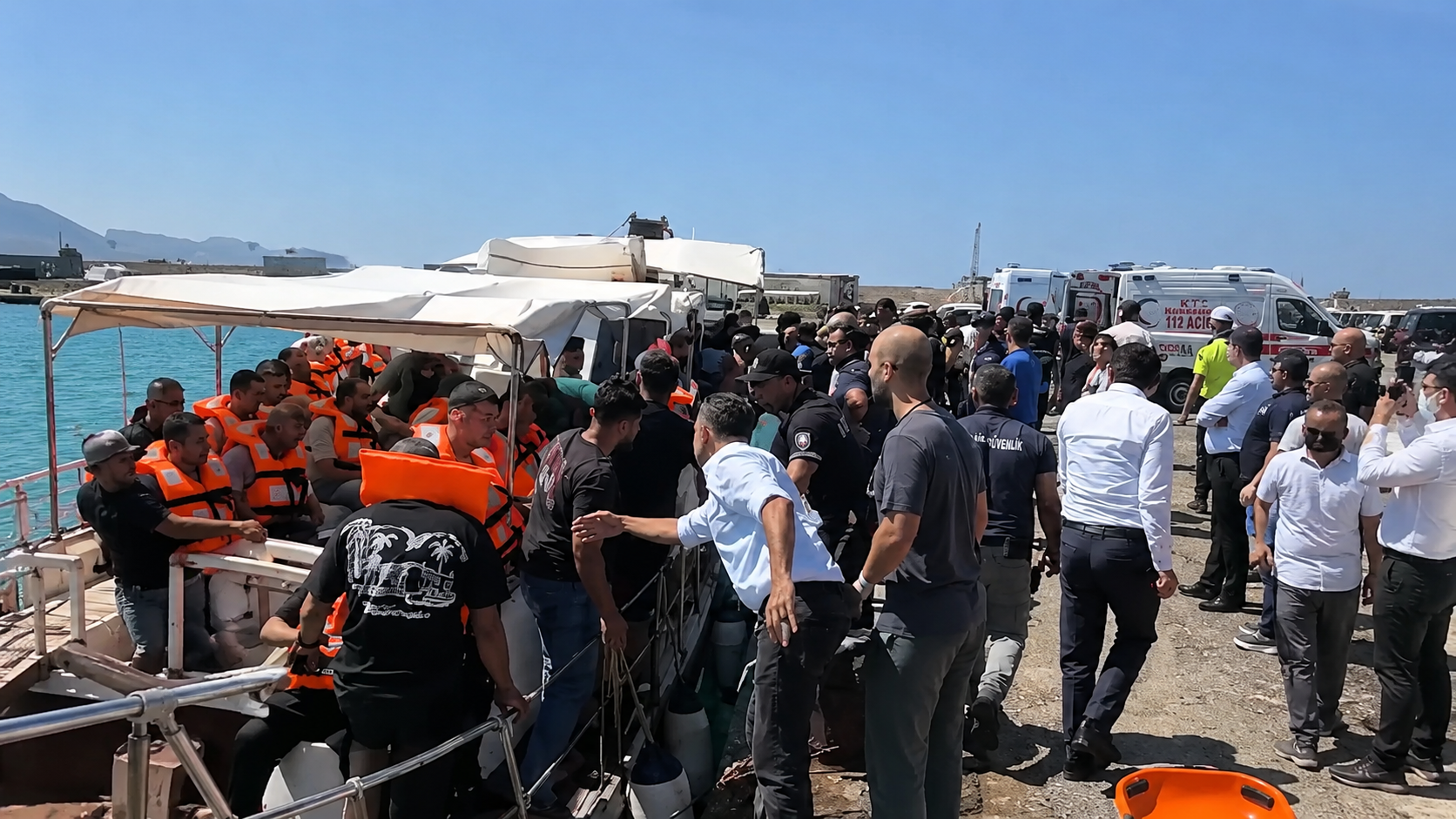 KKTC'de alabora olan gemiden kurtarılan yolcular sevk edildi