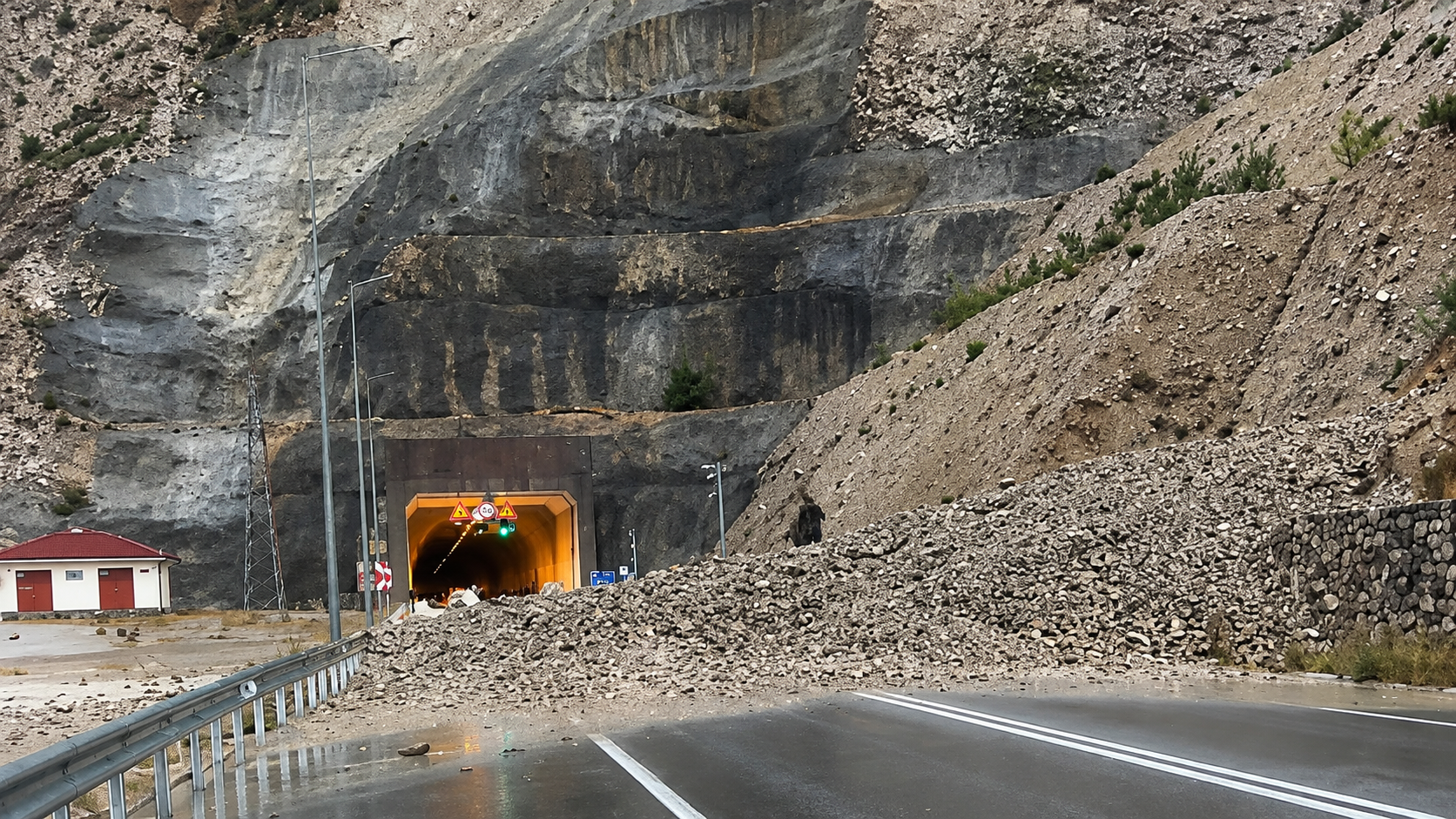 Sağanak sele dönüştü: Oltu-Artvin yolunda ulaşım durdu, araçlar tünelde 1 saat bekledi